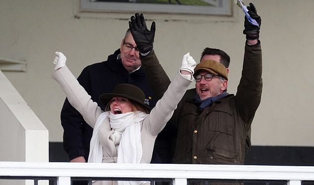 Neprocjenjivi hit Christiana i Geri Horner, dok su slave očiju na festivalu Cheltenham – i ono što se stvarno dogodilo iza kulisa bojkota džokera: utrke povjerljivo