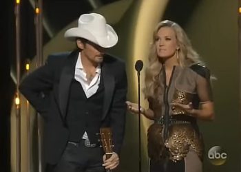 Neugodna reakcija Taylor Swift na skeč Carrie Underwood o Obamacareu postala je viralna usred reakcije Trumpove inauguracije