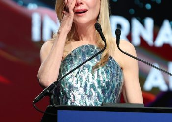Nicole Kidman brizne u suze dok odaje počast svojim pokojnim roditeljima u emotivnom govoru na dodjeli međunarodnih filmskih nagrada Palm Springs