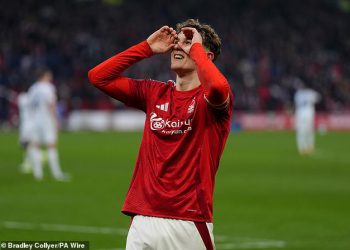 Nottingham Forest 2-0 Luton Town: Visokoletači Premier lige lako su prošli Hatterse bez menadžera u FA kupu – dok se pogled prebacuje na okršaj Liverpoola