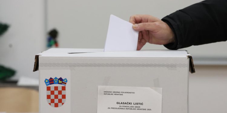 OTVORENA BIRALIŠTA Hrvati biraju predsjednika države, prvi birači već glasali | NACIONAL.HR