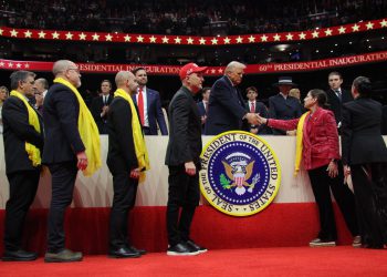 Obitelji izraelskih talaca susreću Trumpa kao goste iznenađenja na događaju u areni