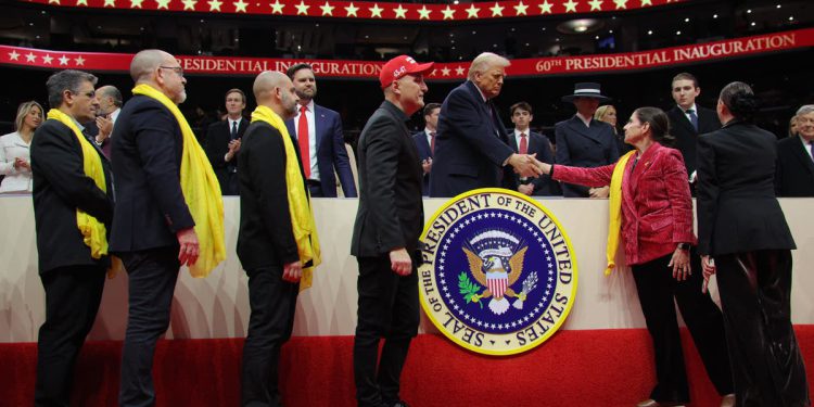 Obitelji izraelskih talaca susreću Trumpa kao goste iznenađenja na događaju u areni