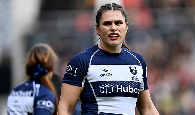 Obožavatelji hrle vidjeti Ilonu Maher dok američka zvijezda debitira za Bristol Bearse u porazu 40-17 protiv prvaka Premiershipa Gloucester-Hartpuryja