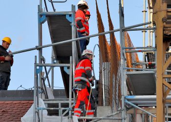 Odnosi snaga: Direktori u Europi zarađuju 110 puta više od prosječnog radnika