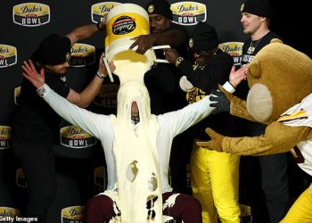 Odvratan trenutak ‘tajna slavna osoba’ dala je kupku u majonezi treneru sveučilišnog nogometa nakon pobjede u bodu