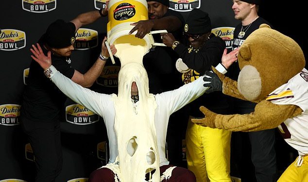 Odvratan trenutak ‘tajna slavna osoba’ dala je kupku u majonezi treneru sveučilišnog nogometa nakon pobjede u bodu