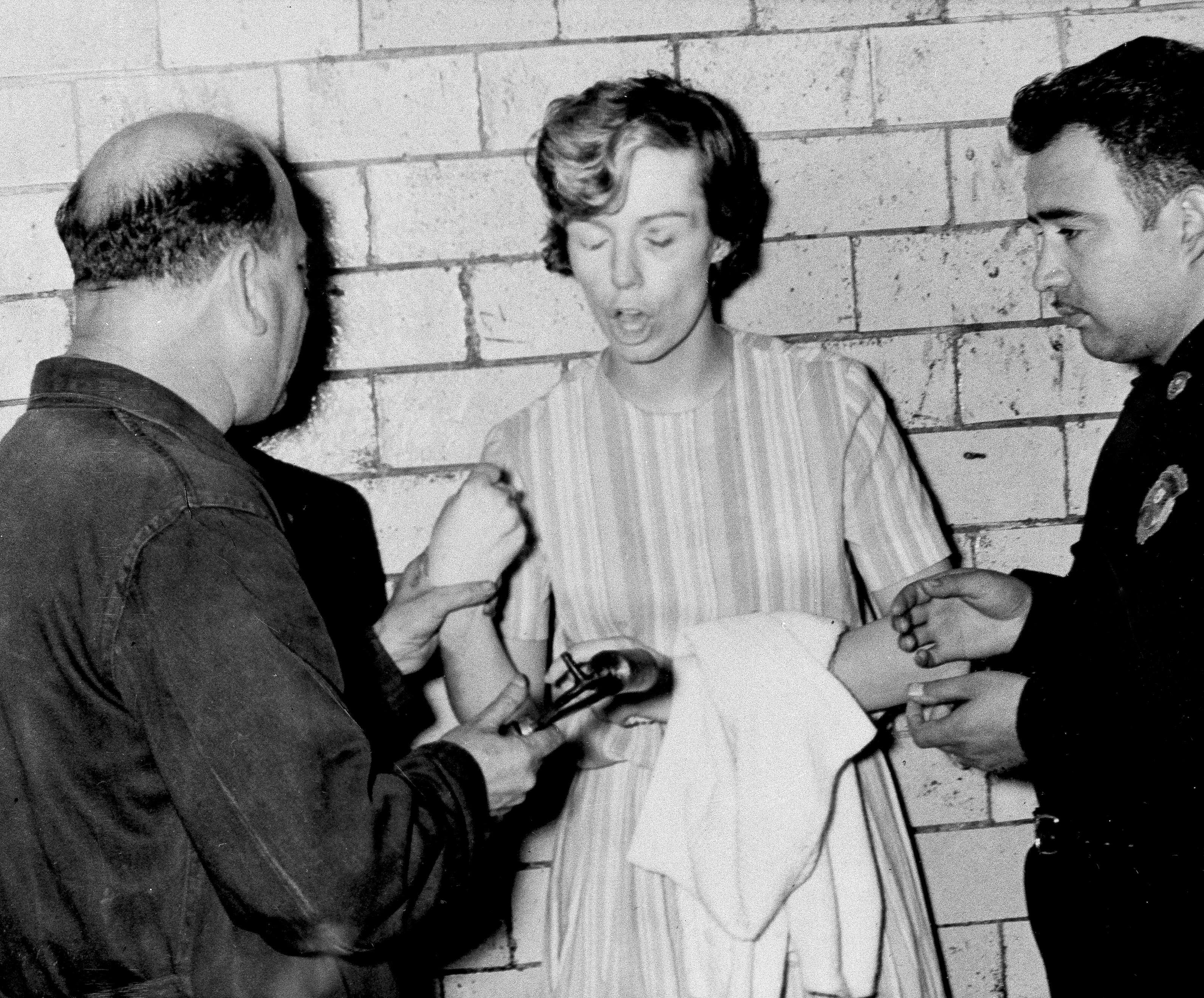 Sharon Elizabeth Kinne iz Nezavisnosti, Mo., odbija da joj otisci prstiju u Mexico City, 21. rujna 1964.