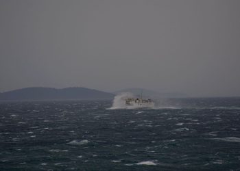 Olujno jugo prekinulo veze s otocima