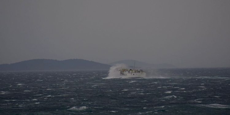 Olujno jugo prekinulo veze s otocima