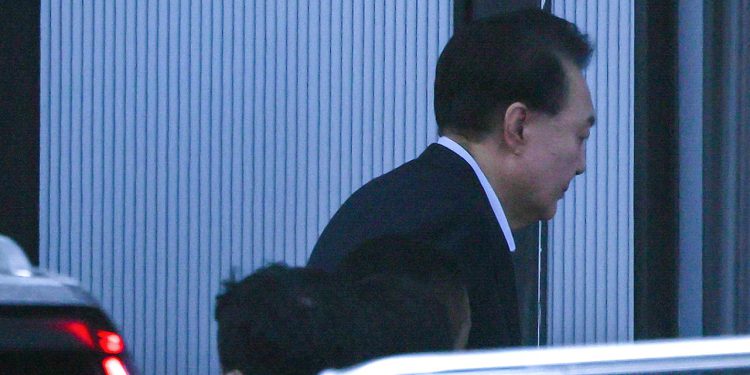 Opozvani južnokorejski predsjednik pritvoren je tjednima nakon kaosa uvođenja vojnog prava