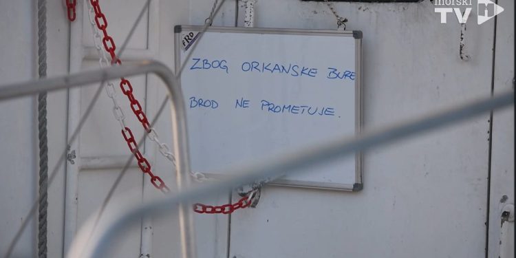 Orkanska bura privezala brodove u šibenskoj luci