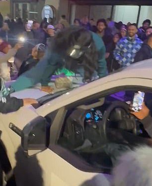 Orlovi obožavatelj uhvaćen u Act Revolting Act dok slavi zapovjednike pobjeđuju