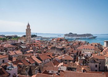 Osječki studenti prosvjeduju protiv povratka profesora optuženog za nasilno ponašanje, pridružuju im se i splitski studenti