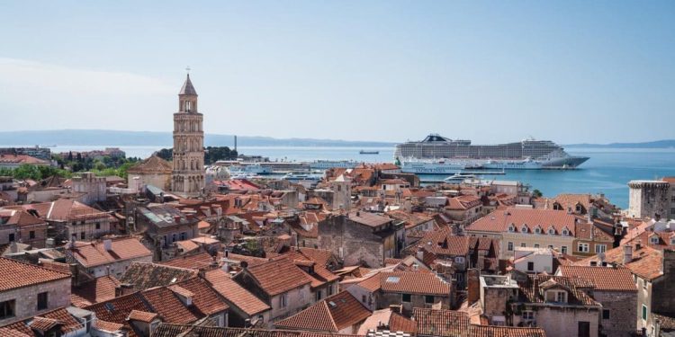 Osječki studenti prosvjeduju protiv povratka profesora optuženog za nasilno ponašanje, pridružuju im se i splitski studenti