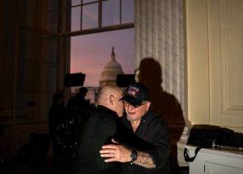 Osnivač Oath Keepersa Stewart Rhodes sastao se sa zastupnicima nakon izlaska iz zatvora uz Trumpovo pomilovanje