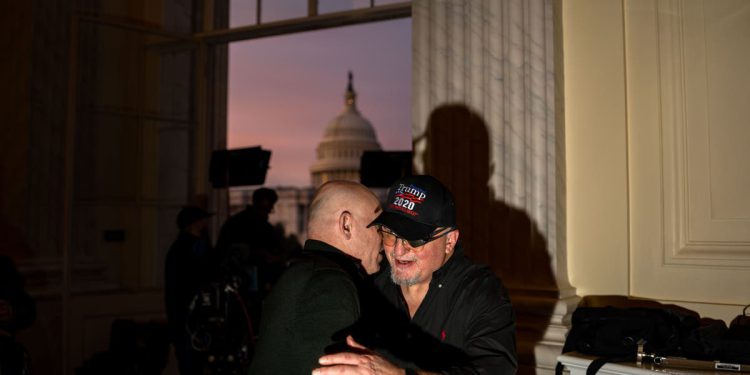 Osnivač Oath Keepersa Stewart Rhodes sastao se sa zastupnicima nakon izlaska iz zatvora uz Trumpovo pomilovanje