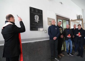 Otkrivena spomen ploča heroju Domovinskog rata koji je nasmrt pretučen u Makarskoj