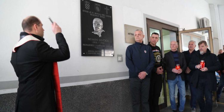 Otkrivena spomen ploča heroju Domovinskog rata koji je nasmrt pretučen u Makarskoj