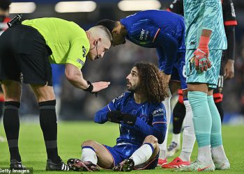 Otkriveno: razlog koji stoji iza VAR-ove zagonetne poruke od tri riječi sucu Robertu Jonesu koja je dovela do kontroverzne odluke da NE isključi zvijezdu Bournemoutha Davida Brooksa nakon što je povukao Marca Cucurellu za kosu