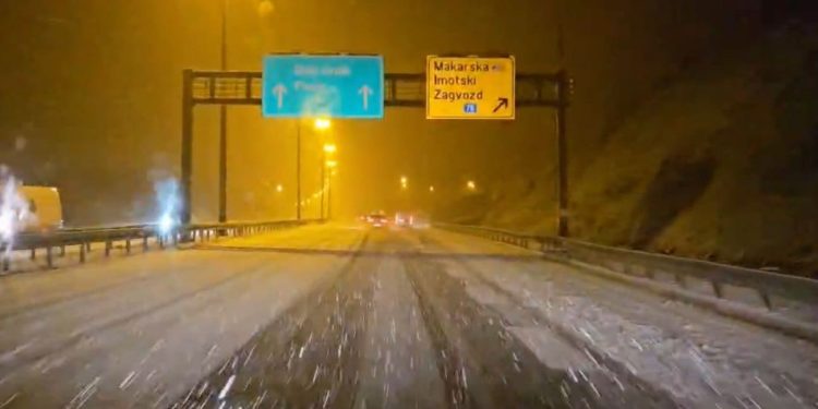 Ovako izgleda autocesta iza Mosora, proglašeni su zimski uvjeti