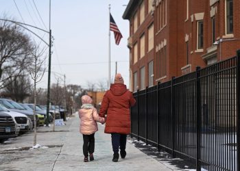 ‘Ovdje smo da zaštitimo svoju djecu’: Osnovna škola u Chicagu negira ulazak u agente ICE, kažu zvaničnici