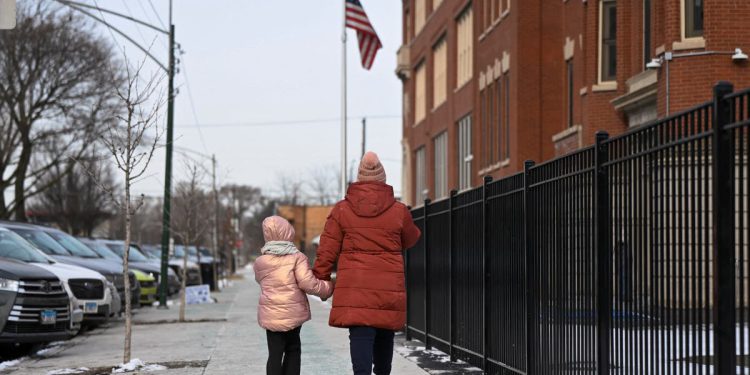 ‘Ovdje smo da zaštitimo svoju djecu’: Osnovna škola u Chicagu negira ulazak u agente ICE, kažu zvaničnici