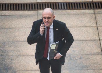 PITAMO VAS Potpredsjednik Vlade puca iz automobila. Treba li Josip Dabro ostati ministar? | NACIONAL.HR