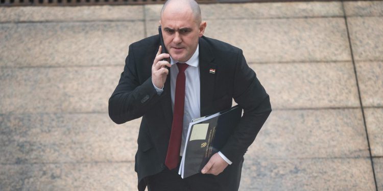 PITAMO VAS Potpredsjednik Vlade puca iz automobila. Treba li Josip Dabro ostati ministar? | NACIONAL.HR