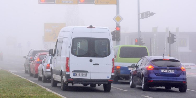 OPREZ U VOŽNJI Magla smanjuje vidljivost, moguća poledica | NACIONAL.HR
