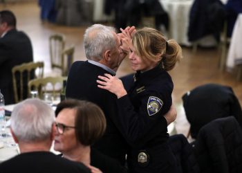 PULA Policajci u uniformama plesali kako bi starije osobe educirali o prevarama | NACIONAL.HR