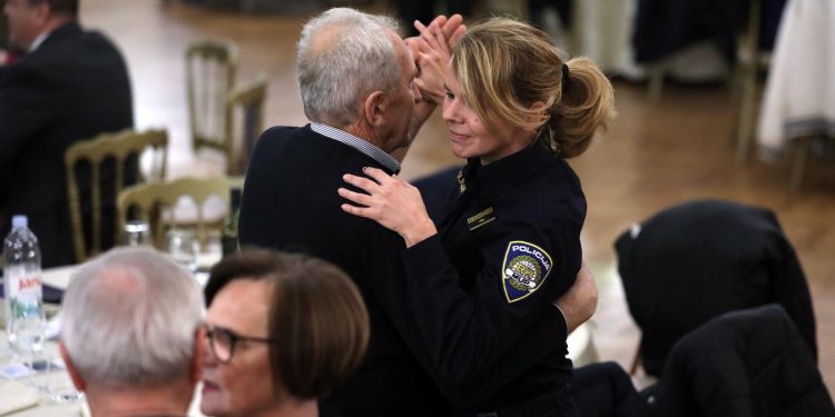 PULA Policajci u uniformama plesali kako bi starije osobe educirali o prevarama | NACIONAL.HR