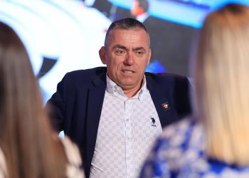 SKANDALOZNI ĆIPE Objavio fotku cura sa šajkačama: ‘Hrvat s pištoljem – prijetnja. Naoružani četnici – tabu tema’ | NACIONAL.HR