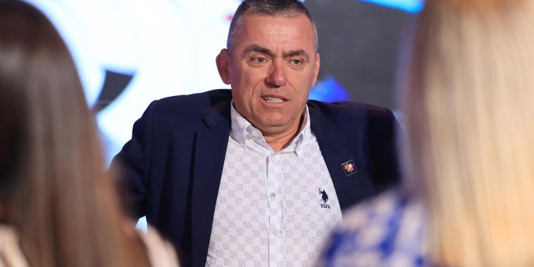 SKANDALOZNI ĆIPE Objavio fotku cura sa šajkačama: ‘Hrvat s pištoljem – prijetnja. Naoružani četnici – tabu tema’ | NACIONAL.HR