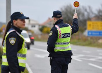 TKO NAM VOZI DJECU? Policija intervenirala: Neispravni minibusevi prevozili učenike preko granice | NACIONAL.HR