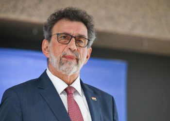 RAZMIŠLJAO O OSTAVCI Fuchs poručio da u utorak u svim školama kreće ‘režim zatvorenih vrata’ | NACIONAL.HR