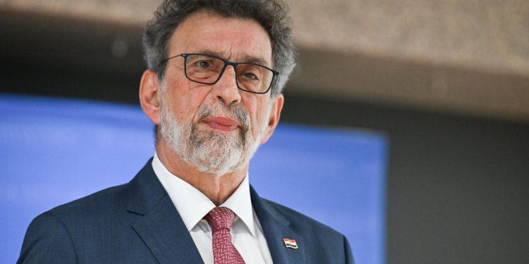 RAZMIŠLJAO O OSTAVCI Fuchs poručio da u utorak u svim školama kreće ‘režim zatvorenih vrata’ | NACIONAL.HR