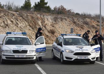 TINEJDŽERI ZA VOLANOM S razbijenim vjetrobranom i kilom marihuane divljali autocestom kroz Liku | NACIONAL.HR