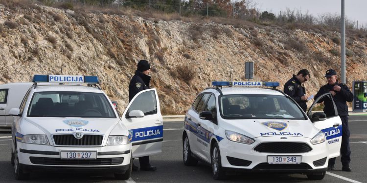 TINEJDŽERI ZA VOLANOM S razbijenim vjetrobranom i kilom marihuane divljali autocestom kroz Liku | NACIONAL.HR