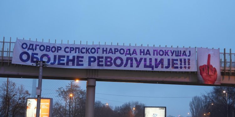 VULGARNA PROTUKAMPANJA Vučićev SNS oblijepio Beograd plakatima sa srednjim prstom | NACIONAL.HR