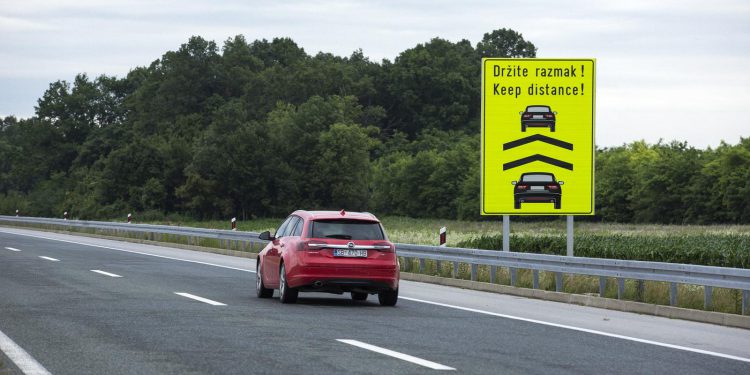 OPREZ U PROMETU Pas na autocesti između Osijeka i Đakova, vozi se usporeno | NACIONAL.HR