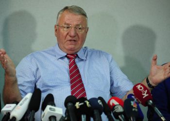 POZORNO PRATE Europska komisija ‘poklopila’ Šešelja, osudila njegovu objavu dokumenata hrvatskog novinara | NACIONAL.HR