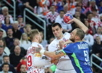 BORBA ZA ČETVRTFINALE Drama u Areni, u 52. minuti Hrvatska vodi sa 26-23 | NACIONAL.HR