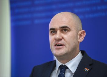 OBJAVLJENA SNIMKA Ministar Dabro puca iz pištolja nadomak naseljenog mjesta! | NACIONAL.HR