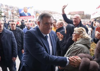 CIRKUS PRED SUDOM Prosvjednici pokušali blokirati cestu, skandirali Dodiku uz narodnjake… | NACIONAL.HR