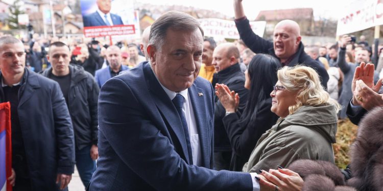 CIRKUS PRED SUDOM Prosvjednici pokušali blokirati cestu, skandirali Dodiku uz narodnjake… | NACIONAL.HR