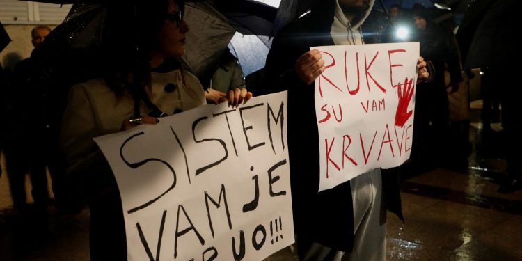 ODGOVORNOST Prosvjed ispred crnogorske vlade zbog tragedije na Cetinju | NACIONAL.HR