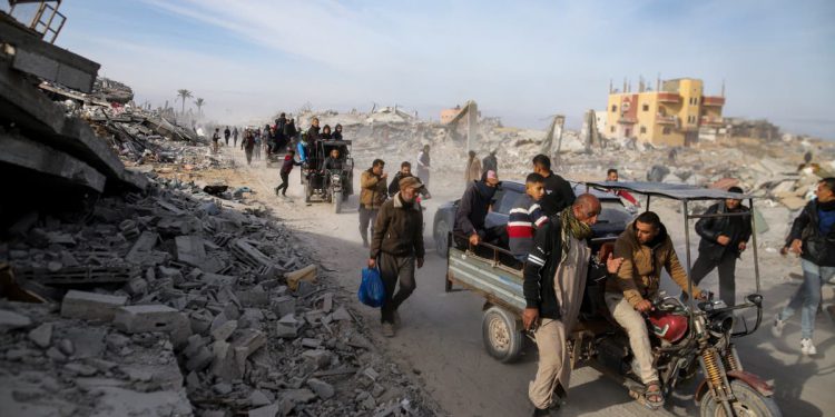 Palestinci hodaju preko ruševina kako bi se vratili svojim domovima dok primirje u Gazi stupa na snagu