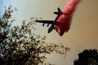 Zrakoplov ispušta sredstvo za usporavanje vode kako bi obuzdao Palisades Fire