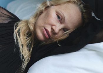 Pamela Anderson, 57, pokazuje svoj besprijekoran ten golog lica dok se uvlači u odvažnu haljinu za snimanje Perfect Magazina